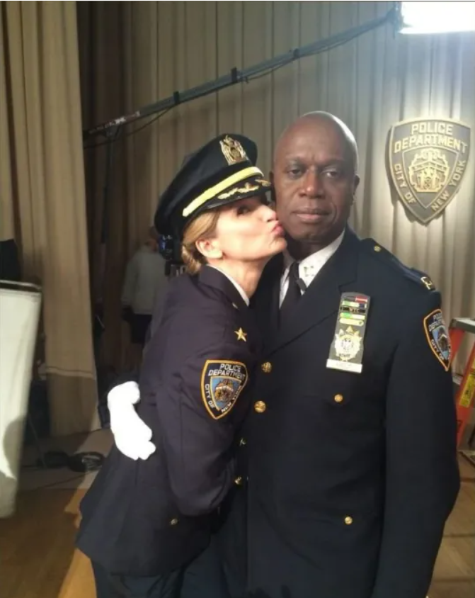 Умер знаменитый голливудский актер, сыгравший капитана Холта в "Бруклине 9-9"